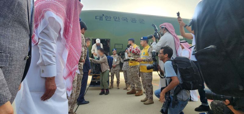 무력충돌이 벌어진 수단에서 체류 중이던 우리 교민 등이 24일(현지시간) 공군의 C-130J '슈퍼허큘리스' 수송기를 타고 사우디아라비아 제다 공항에 도착, 사우디 군 관계자들의 환영을 받고 있다. 사진=국방부 제공