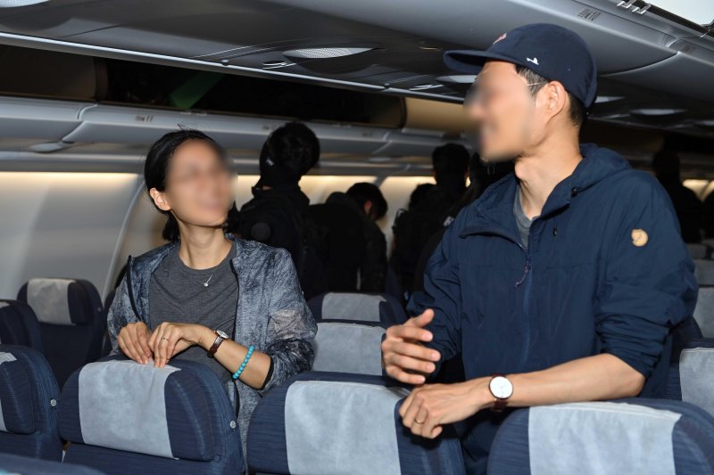 수단 내전으로 고립됐던 교민들이 24일(현지시간) 사우디아라비아 제다 공항에서 서울공항으로 이동하는 우리 군 다목적공중급유수송기 KC-330(시그너스)에 탑승해 있다. 사진=국방부 제공