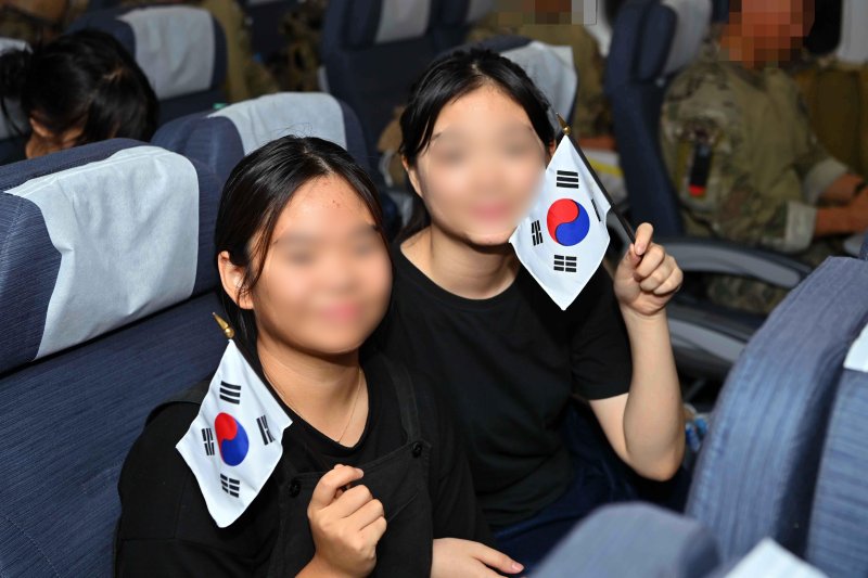 수단 내전으로 고립됐던 교민들이 24일(현지시간) 사우디아라비아 제다 공항에서 서울공항으로 이동하는 우리 군 다목적공중급유수송기 KC-330(시그너스)에 탑승해 있다. 사진=국방부 제공
