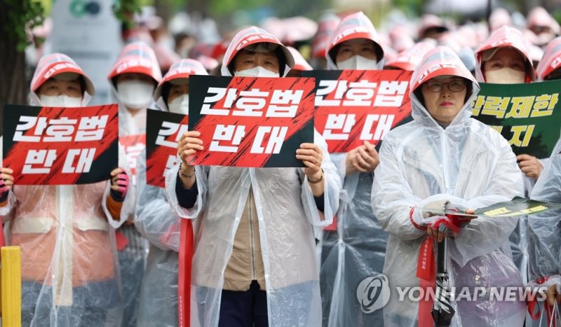 25일 오후 서울 여의도 국회 앞에서 열린 간호법저지 전국간호조무사 대표자 연가투쟁에서 참가자들이 구호가 적힌 피켓을 들고 있다. 사진=연합뉴스