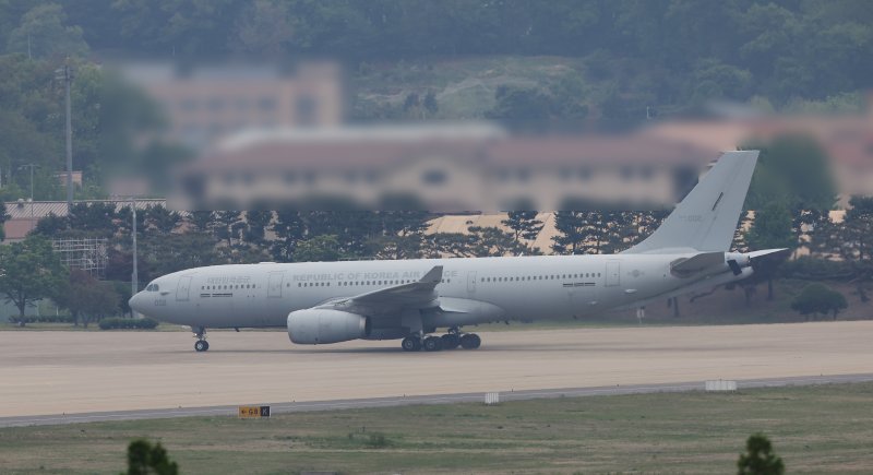 군벌 간 무력 분쟁을 피해 수단을 탈출한 교민 28명을 태운 공군의 KC-330 '시그너스' 다목적 공중급유기가 25일 오후 서울공항에 착륙하고 있다. 사진=연합뉴스