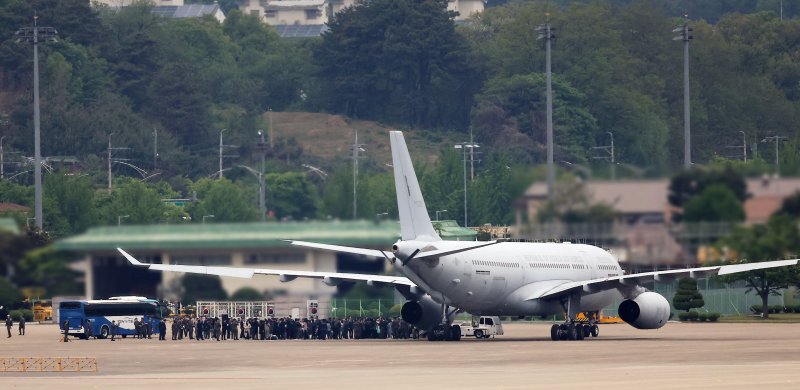 군벌 간 무력 분쟁을 피해 수단을 탈출한 교민 28명이 25일 오후 서울공항에서 우리 공군의 KC-330 '시그너스' 다목적 공중급유기 편으로 입국해 기체에서 내리고 있다. 사진=연합뉴스