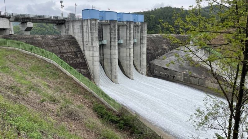 [완주=뉴시스]윤난슬 기자 = 한국농어촌공사 전주완주임실지사는 본격적인 영농철을 맞아 25일 완주군 화산면 경천저수지에서 '2023년 전북지역 안전 영농기원 통수식'을 개최하고 본격적인 농업용수 공급 체제에 들어갔다.2023.04.25.(사진=한국농어촌공사 전주완주임실지사 제공)