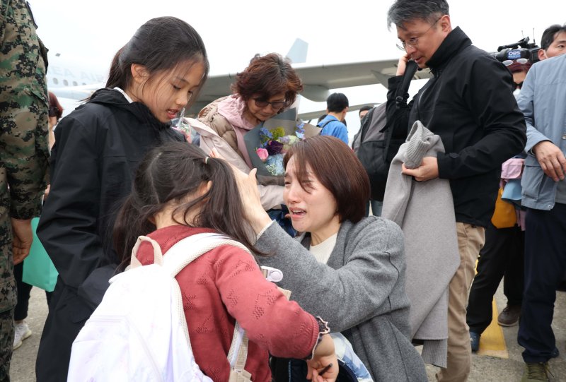 군벌 간 무력 충돌로 고립됐다가 우리 정부의 ‘프라미스(Promise·약속)’ 작전을 통해 철수한 수단 교민 어린이가 25일 경기 성남시 서울공항으로 입국해 가족을 만나고 있다. 사진=공동취재단