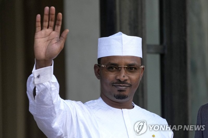 차드 군정 수장 마하마트 이드리스 데비 Chad's President Mahamat Idriss Deby waves before a working lunch with French President Emmanuel Macron Monday, Feb. 6, 2023 at the Elysee Palace in Paris. (AP Photo/Michel Euler)