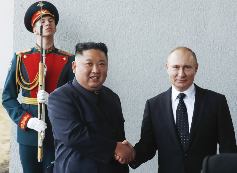 북한의 김정은 국무위원장(왼쪽)이 2019년 4월 25일 러시아 블라디보스토크 극동연방대학에 도착해 블라디미르 푸틴 러시아 대통령과 악수하고 있다.AP뉴시스