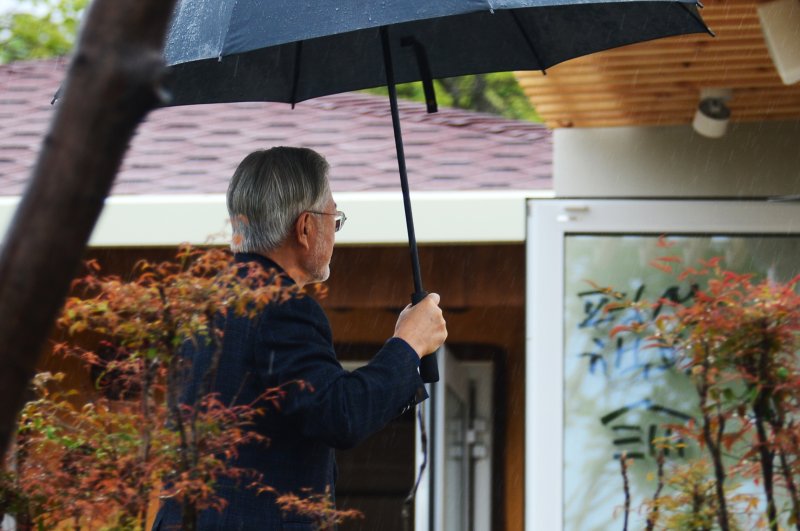 [양산=뉴시스] 차용현 기자 = 25일 오후 문재인 전 대통령이 ‘평산 책방’ 현판식을 앞두고 책방주변을 둘러보고 있다. 평산책방은 경남 양산시 평산마을 대통령 사저 인근에 위치해 있다. 2023.04.25. con@newsis.com