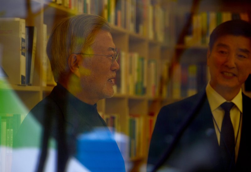 [양산=뉴시스] 차용현 기자 = 25일 오후 문재인 전 대통령이 ‘평산 책방’ 현판식을 앞두고 책방주변을 둘러보고 있다. 평산책방은 경남 양산시 평산마을 대통령 사저 인근에 위치해 있다. 2023.04.25. con@newsis.com