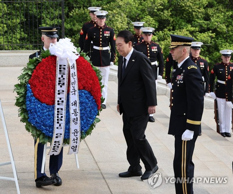 무명용사탑에 헌화하는 윤석열 대통령 부부 (워싱턴=연합뉴스) 임헌정 기자 = 미국을 국빈 방문한 윤석열 대통령이 25일 오전(현지시간) 워싱턴DC 인근 알링턴 국립묘지를 참배하며 무명용사탑에 헌화하고 있다.<div id='ad_body2' class='ad_center'></div> 2023.4.25 kane@yna.co.kr (끝) /사진=연합뉴스