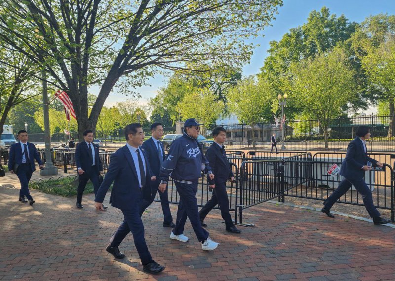 윤 대통령, 국가대표 야구 점퍼 입고 백악관 인근 산책 /연합뉴스