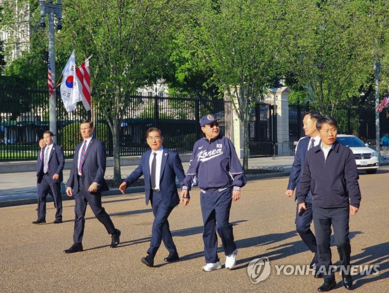 윤 대통령, 국가대표 야구 점퍼 입고 백악관 인근 산책 / 연합뉴스