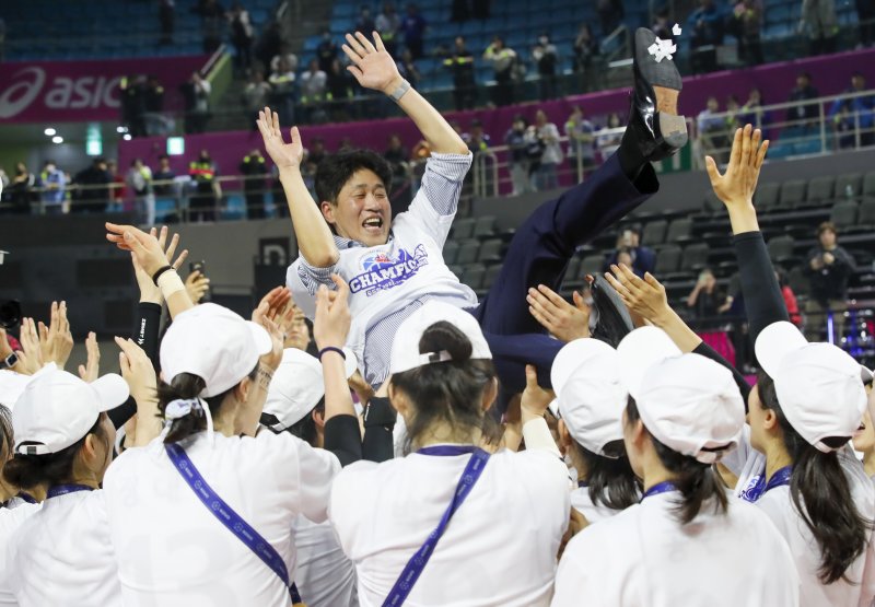 6일 오후 인천 부평구 삼산월드체육관에서 열린 여자프로배구 2022-2023 V리그 챔피언 결정전 흥국생명과 한국도로공사 5차전 경기에서 세트 스코어 3대2로 승리한 한국도로공사 선수들이 김종민 감독을 헹가래하고 있다. 2023.4.6/뉴스1 ⓒ News1 김도우 기자