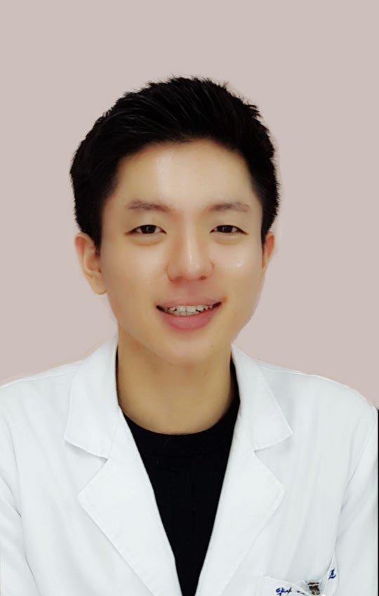 [서울=뉴시스]'휠체어 탄 약사'로 알려진 약사 강현준씨 프로필. (사진=강현준씨 제공) *재판매 및 DB 금지