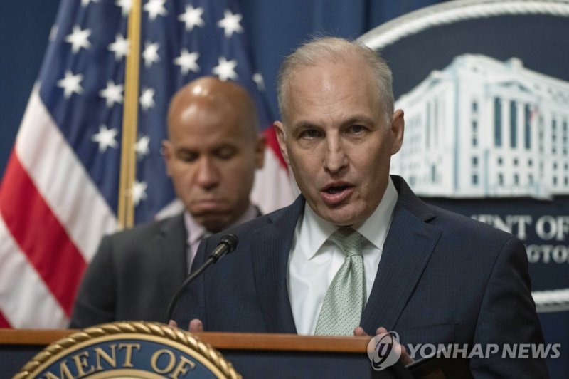 미 법무부 매슈 올슨 국가안보 차관보 브리핑 모습 Assistant Attorney General for National Security Matthew Olsen, right, with, Under Secretary of the Treasury for Terrorism and Financial Intelligence Brian Nelson, speaks during a news conference, Tuesday, April 25, 2023, at the Department of Justice in Washington. The Ju