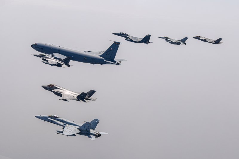 4월 21일 광주기지에서 '2023년 연합편대군종합훈련'에 참가하는 한미 전력들이 동해상에서 연합 편대비행을 하고 있다. 왼쪽 아래부터 시계 방향으로 미 해병대 FA-18, F-35B, 미 공군 F-16, KC-135, 한 공군 F-15K, KF-16, F-35A. 사진=공군 제공