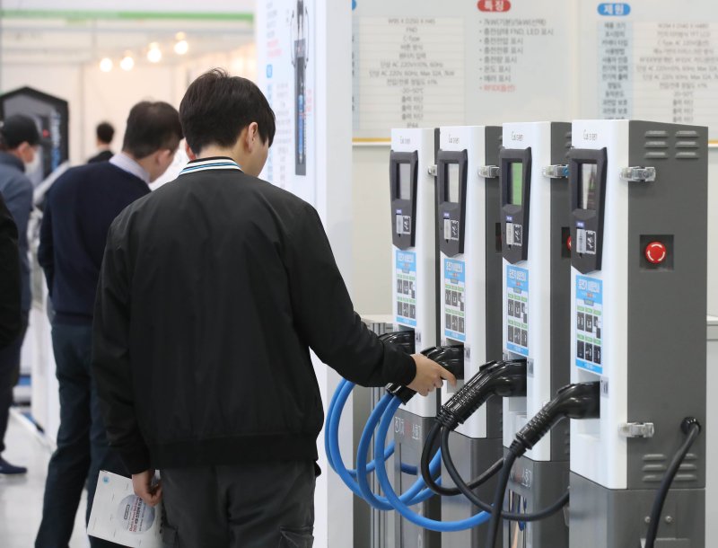 서울 강남구 코엑스에서 개막한 국제전기전력전시회에서 참관객들이 전기차 충전시스템을 보고 있다. 뉴시스