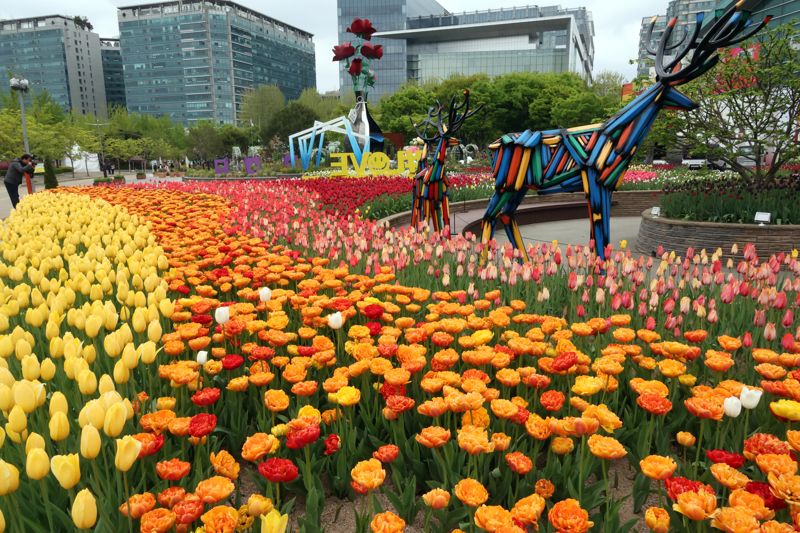 26일 경기도 고양시 일산호수공원에서 열린 2023 고양국제꽃박람회 프레스데이에서 참석자들이 박람회장을 둘러보고 있다. 이번 박람회는 '생활 속 꽃'을 주제로 다음 달 8일까지 열린다. 사진=박범준 기자