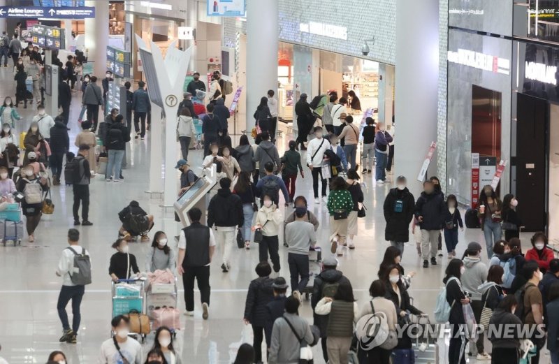 인천국제공항 제1터미널 면세구역에서 이용객들이 이동하고 있다. 연합뉴스