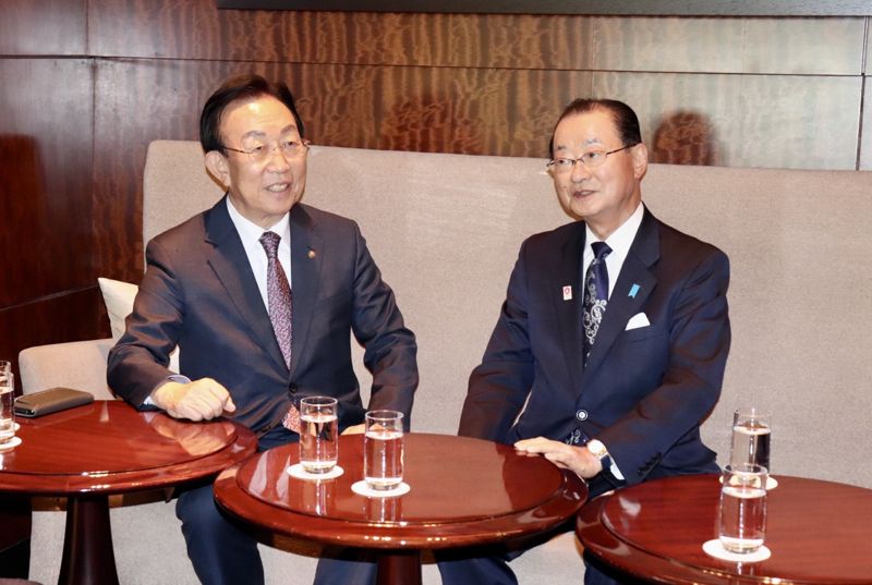 "질곡의 역사 극복해야" 김관용 민주평통 수석부의장, 日 고위 인사에 한일관계 개선 지지 요청