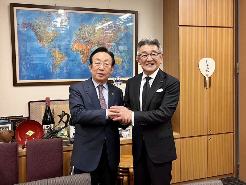 "질곡의 역사 극복해야" 김관용 민주평통 수석부의장, 日 고위 인사에 한일관계 개선 지지 요청