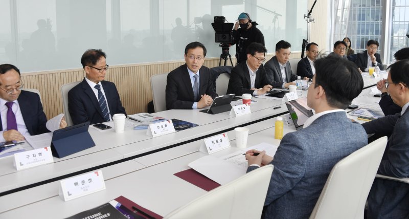 이형일 기획재정부 차관보가 26일 서울 영등포구 KAIST 디지털금융전문대학원에서 열린 'AI 전문가 간담회'를 주재, 모두발언을 하고 있다. (사진=기획재정부) *재판매 및 DB 금지