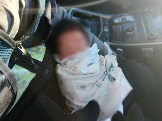 지난 1월 20일 오후께 강원도 고성군 송지호 둘레길에서 경찰에 의해 발견된 갓난아기. 사진=강원소방본부 제공
