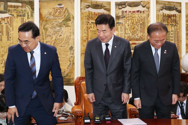 국민의힘 윤재옥 원내대표(오른쪽)와 더불어민주당 박홍근 원내대표(왼쪽)가 26일 국회 의장집무실에서 열린 국회의장 주재 교섭단체 원내대표 회동에서 기념 촬영을 하고 있다. 사진=서동일 기자