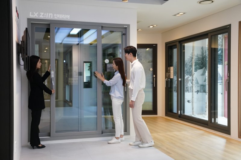 서울 강남구 논현동 가구거리에 위치한 'LX지인 인테리어 지인스퀘어 강남' 전시장에서 고객들이 창호를 살펴보고 있다. LX하우시스 제공