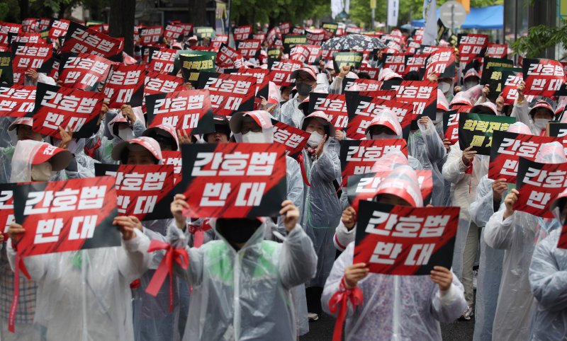 [서울=뉴시스] 김진아 기자 = 대한간호조무사협회 관계자들이 25일 서울 여의도 국회 인근에서 간호법저지 전국간호조무사 대표자 연가투쟁을 하고 있다. 2023.04.25. bluesoda@newsis.com