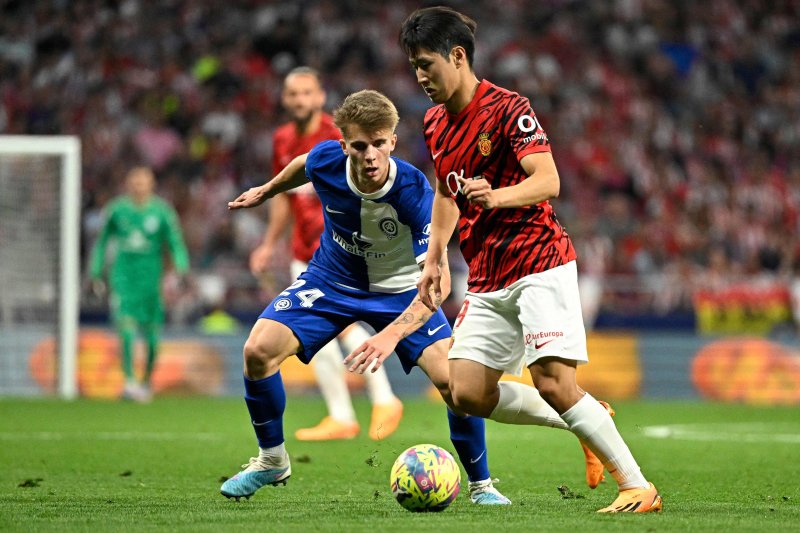 Atletico Madrid's Spanish midfielder Pablo Barrios (L) fights for the ball with Real Mallorca's South Korean forward Lee Kang-in during the Spanish league football match between Club Atletico de Madrid and RCD Mallorca at the Wanda Metropolitano stadium in Madrid on April 26, 2023. (Photo by JAVIER 