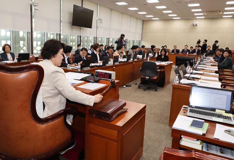 정춘숙 국회 보건복지위원회 위원장이 27일 서울 여의도 국회에서 열린 에서 보건복지위원회 전체회의에서 의사봉을 두드리고 있다. 사진=박범준 기자