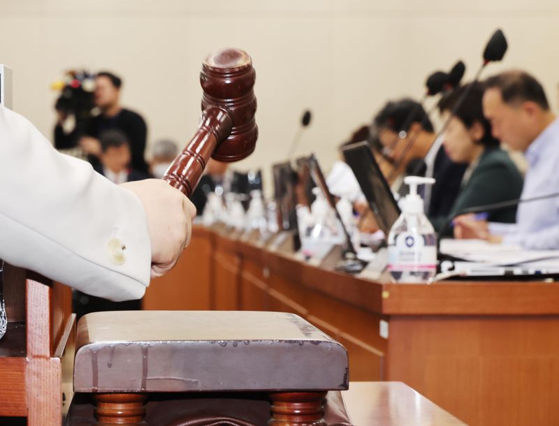 정춘숙 국회 보건복지위원회 위원장이 27일 서울 여의도 국회에서 열린 에서 보건복지위원회 전체회의에서 의사봉을 두드리고 있다. 사진=박범준 기자