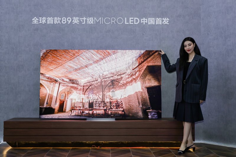 삼성전자 모델이 오는 30일까지 상하이 신국제박람센터에서 열리는 중국 최대 가전전시회 AWE에서 삼성전자 89형 마이크로 발광다이오드(LED)를 소개하고 있다. 삼성전자 제공