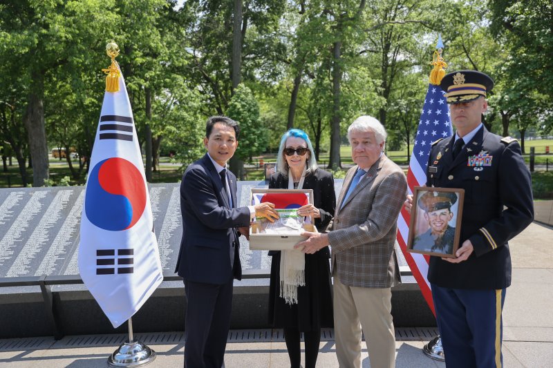 한국전 영웅 故 스토리 상병 유족에... 70년만에 "발굴지 흙과 사진 전달"