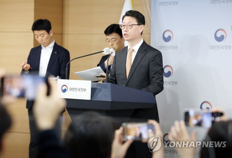 LG유플러스 정보 유출·접속 장애 사고 원인은? LG유플러스 정보 유출·접속 장애 사고 원인은? (서울=연합뉴스) 박동주 기자 = 27일 오전 정부서울청사에서 홍진배 과학기술정보통신부 네트워크정책실장이 LG유플러스 정보 유출·접속 장애 사고 원인과 조치방안 등을 발표하고 있다. 2023.4.27 pdj6635@yna.co.kr (끝)