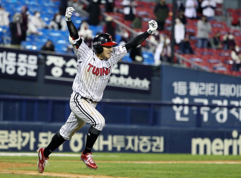 2일 오후 서울 송파구 잠실야구장에서 열린 프로야구 '2020 신한은행 SOL KBO 포스트시즌‘ 와일드카드 결정전 1차전 키움히어로즈와 LG트윈스의 경기 연장 13회말 2사 만루 상황 LG 신민재가 끝내기 적시타를 때려낸 뒤 환호하고 있다. 2020.11.2/뉴스1 ⓒ News1 이동해 기자