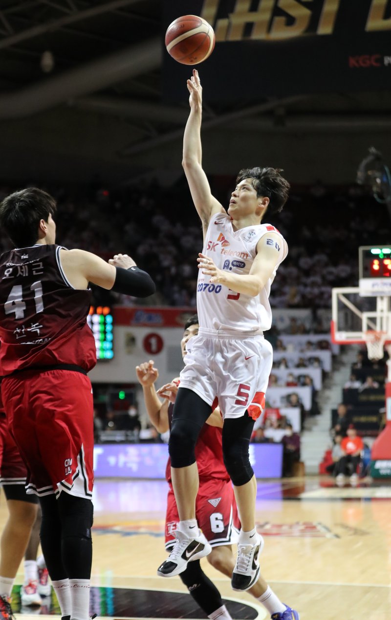 25일 경기도 안양실내체육관에서 열린 2022-2023 SKT 에이닷 프로농구 챔피언결정전 1차전 안양 KGC와 서울 SK와의 경기, 서울 SK 김선형이 3쿼터 플로터를 성공시키고 있다. 2023.4.25/뉴스1 ⓒ News1 김진환 기자