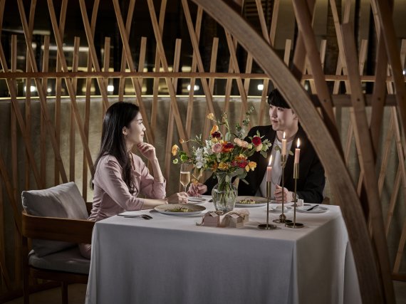 해비치 호텔앤드리조트 제주의 프렌치 레스토랑 밀리우에서 커플이 식사를 하고있다.