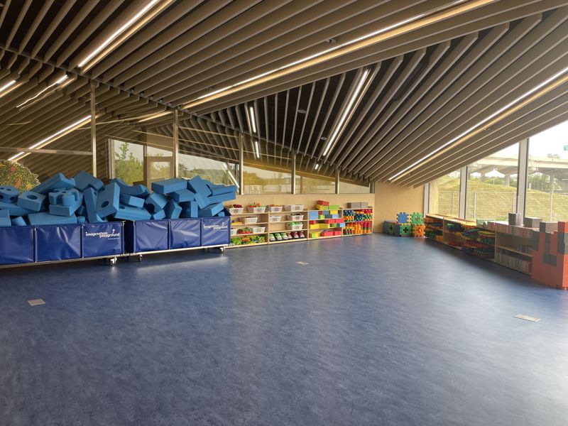 인천광역시 서구에 위치한 '청라 하나금융 공동직장어린이집' 내부 놀이 공간. 큰 창을 통해 햇살이 들어오고 있다. 원생들은 나이대별로 하나의 마을을 구성했다. '집'들은 둥글게 모여 하나의 '광장'을 감쌌다. 바깥에는 미끄럼틀 등 놀이시설을 이용하고 모래 장난도 할 수 있는 '마당'도 있다. 사진=이승연 기자