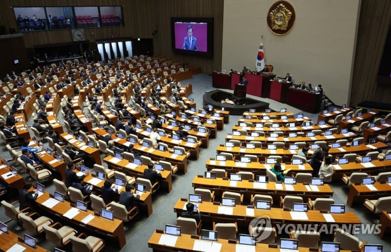 27일 국회 본회의에서 국민의힘 의원들이 특검법 투표 전 퇴장하고 있다. 연합뉴스