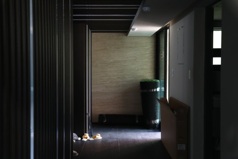 27일 서울 강남구 'SG증권발 주가 조작' 연루 의혹을 받는 사무실에 적막이 흐르고 있다. 가수 임창정을 비롯해 약 1500명의 투자자들이 피해를 본 이 사건은 투자자 명의로 개통한 휴대전화를 넘겨받아 주식을 사고 팔며 주가를 조작한 것으로 알려졌다. 2023.4.27/뉴스1 ⓒ News1 김민지 기자