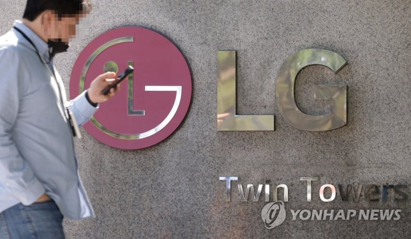 LG전자 1분기 '깜짝 실적'…TV·가전 영업익은 삼성전자 6배 LG전자 3분기 잠정 영업익 7천466억원…매출은 역대 최고 (서울=연합뉴스) 한종찬 기자 = LG전자가 글로벌 TV 수요 감소 등 경기 침체 여파에도 전장(자동차 전기·전자장비) 사업의 성장세로 역대 최고 매출을 기록했다. LG전자는 올해 3분기 연결 기준 실적을 잠정 집계한 결과 매출 21조1천714억원, 영업이익 7천466억원을 기록했다고 7일 공시했다. 사진은 7일 서울 여의도 LG전자 사옥의 모습. 2022.10.7 saba@yna.co.kr (끝)