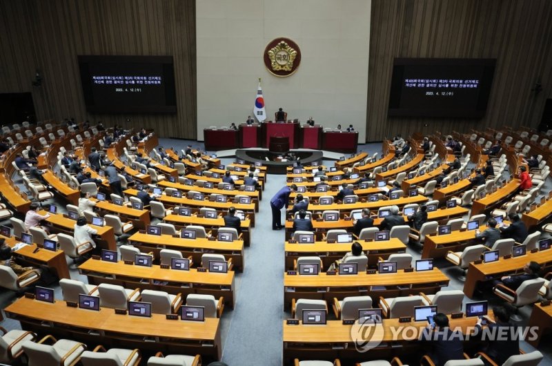 '선거제 토론' 전원위 사흘째 (서울=연합뉴스) 이정훈 기자 = 12일 오후 국회 본회의장에서 3차 국회의원 선거제도 개선에 관한 결의안 심사를 위한 전원위원회가 열리고 있다. 2023.4.12 uwg806@yna.co.kr (끝)