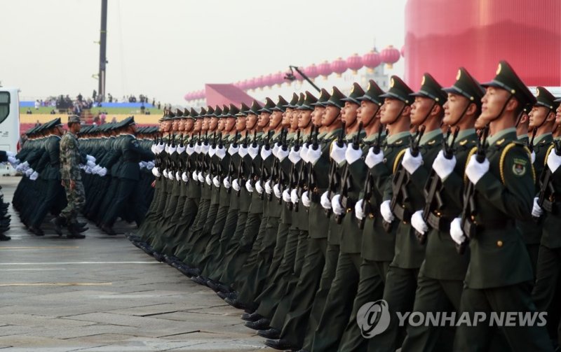 지난 2019년 10월 1일 신중국 건국 70주년 기념일을 맞아 베이징 톈안먼 광장에서 인민해방군 장병들이 행진하고 있다. 연합뉴스