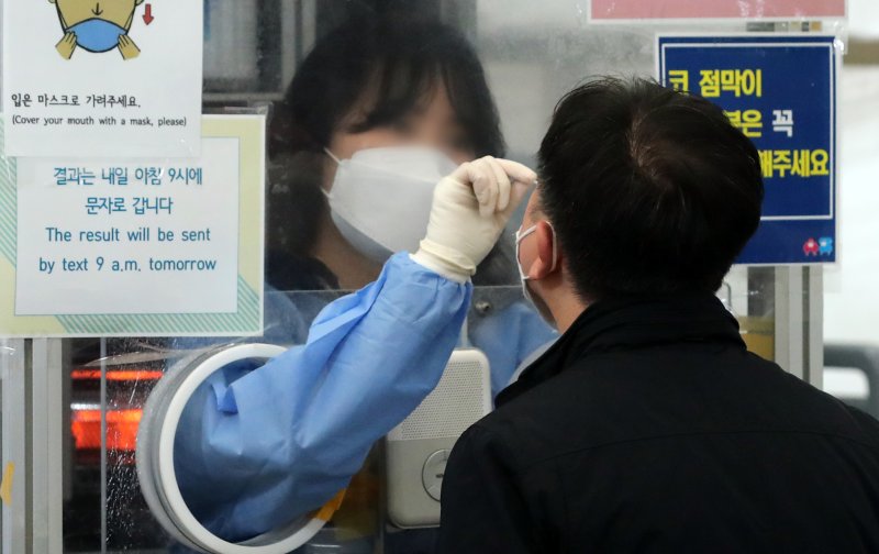 서울 송파구 보건소에서 한 시민이 PCR검사를 받고 있는 모습./뉴스1 ⓒ News1 김진환 기자