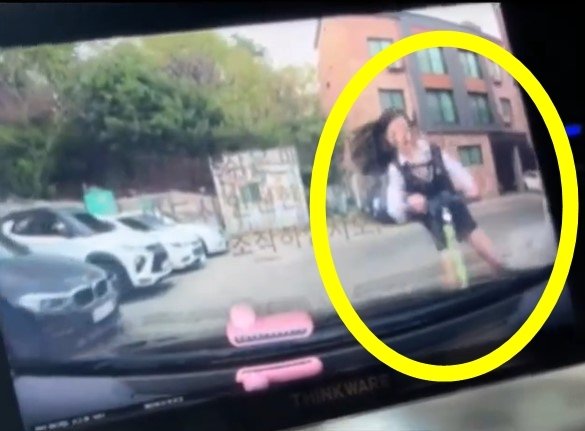 골목길에서 갑자기 튀어나온 킥보드 탄 여중생이 차에 충돌해 넘어졌다. /사진= 보배드림 인스타그램, 뉴스1