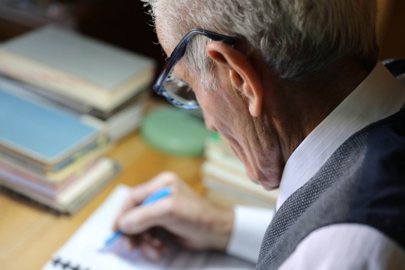 일기란 개인의 기록일 뿐 아니라 반성을 통해 내일의 개선을 추구하는 미래 지향적인 일이 아닐 수 없다.