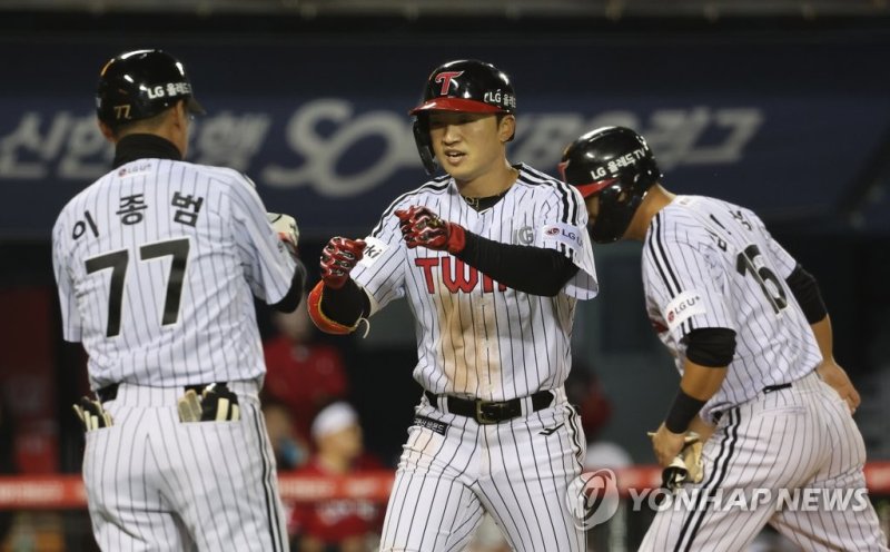 역전 홈런 날린 박해민 역전 홈런 날린 박해민 (서울=연합뉴스) 박동주 기자 = 27일 서울 잠실야구장에서 열린 2023 프로야구 SSG 랜더스와 LG 트윈스의 경기. 4회말 2사 1루에서 LG 박해민이 우익수 뒤 홈런을 날리고 기뻐하고 있다. 2023.4.27 pdj6635@yna.co.kr (끝)