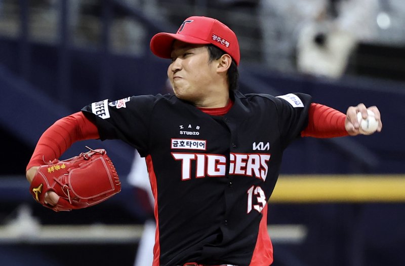 [서울=뉴시스] 최진석 기자 = 16일 서울 고척스카이돔에서 열린 2023 신한은행 쏠 KBO리그 시범경기 KIA 타이거즈와 키움 히어로즈의 경기. 1회말 KIA 선발투수 윤영철이 역투하고 있다. 2023.03.16. myjs@newsis.com