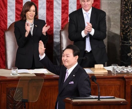 尹의 43분 연설, 23번의 기립박수와 환호.. 사인·셀카요청 쏟아졌다